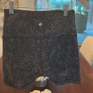 Lululemon size 6 Wunder Under 6’ biker shorts